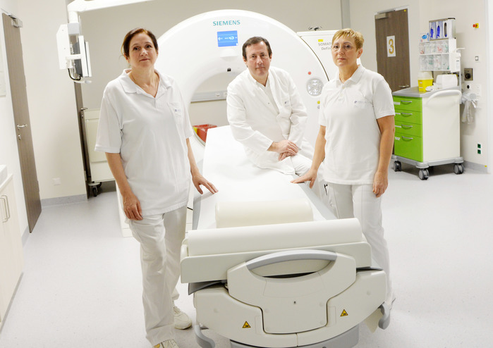 Vom Netzwerk der radiologischen SpezialistInnen rund um EOÄ Dr. Cornelia Kolig-Nöth, Institutsvorstand Prim. Dr. Heinz Lackner, MSc und EOÄ Dr. Elvira Bajzat (rechts) profitieren die PatientInnen im Krankenhaus der Barmherzigen Brüder St. Veit und im