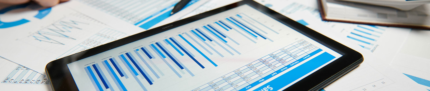 Das Bild zeigt ein Tablet mit einem Säulendiagramm.