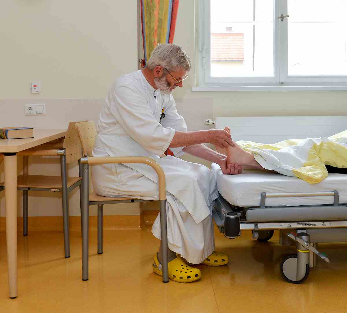 Das Bild zeigt Frater Edmund am Krankenbett.