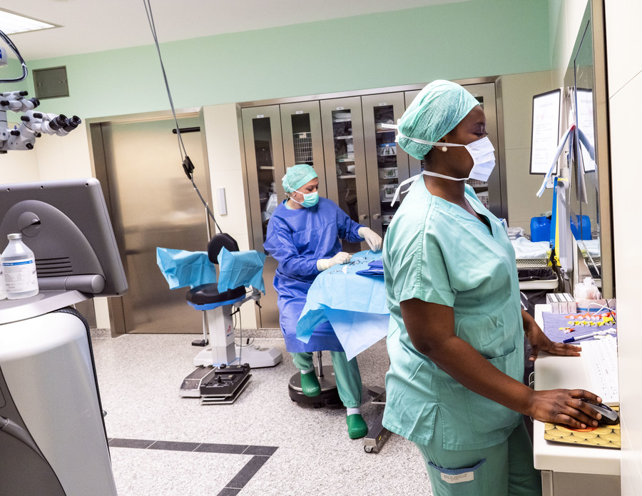 Pflegekraft vor Computer