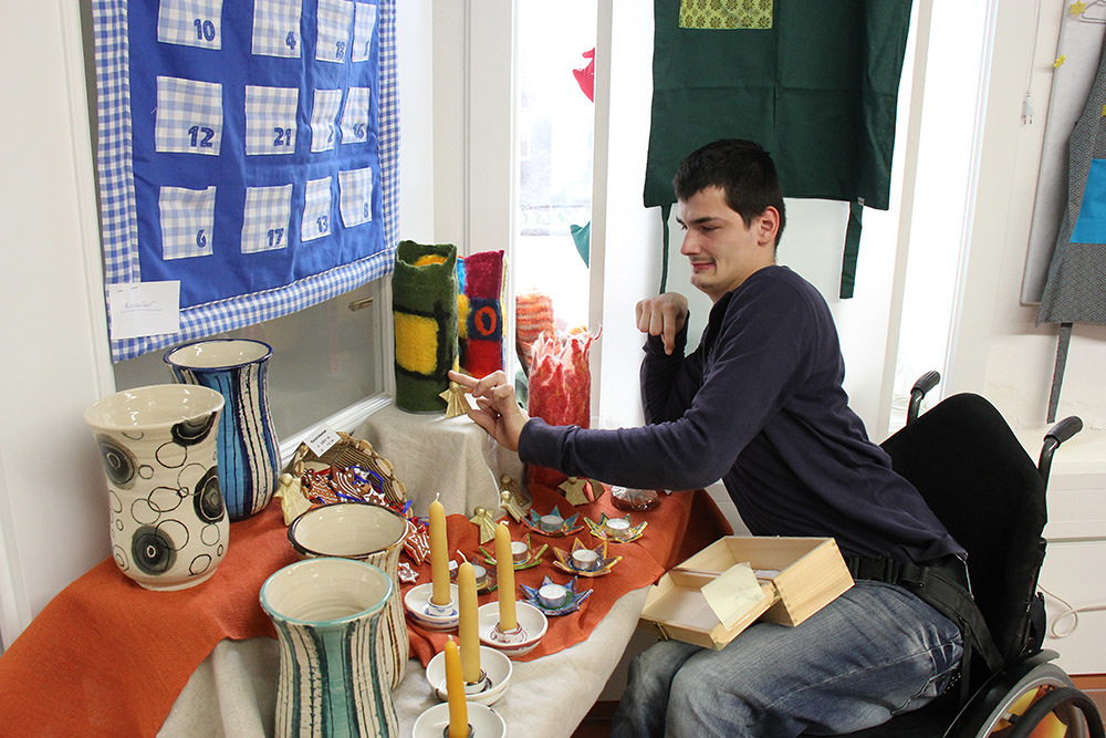 Ein Kunde dekoriert den Verkaufsraum