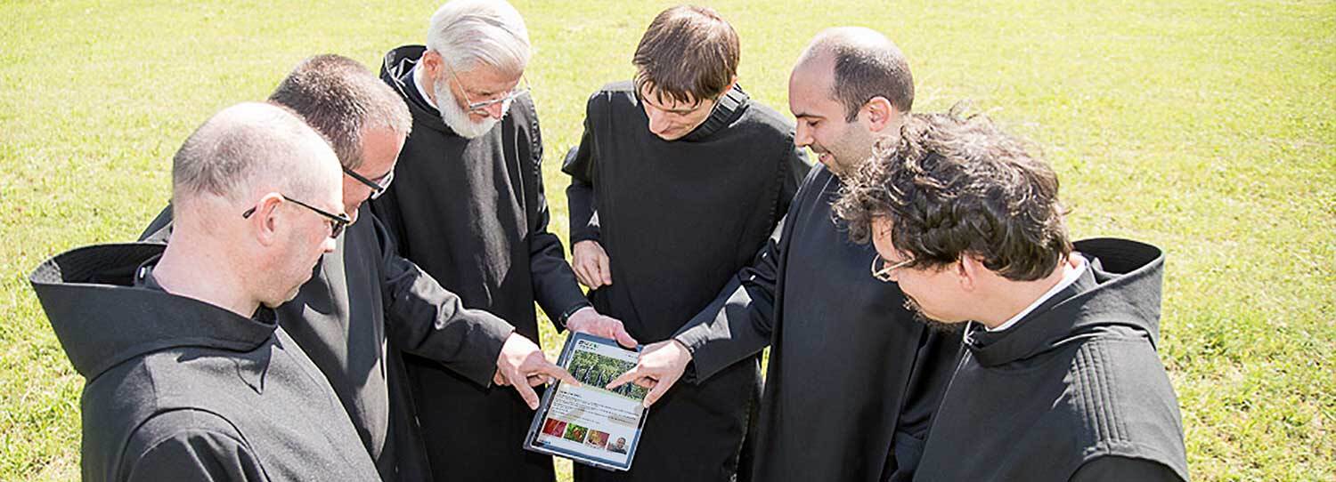 Das Bild zeigt mehrere Barmherzige Brüder.