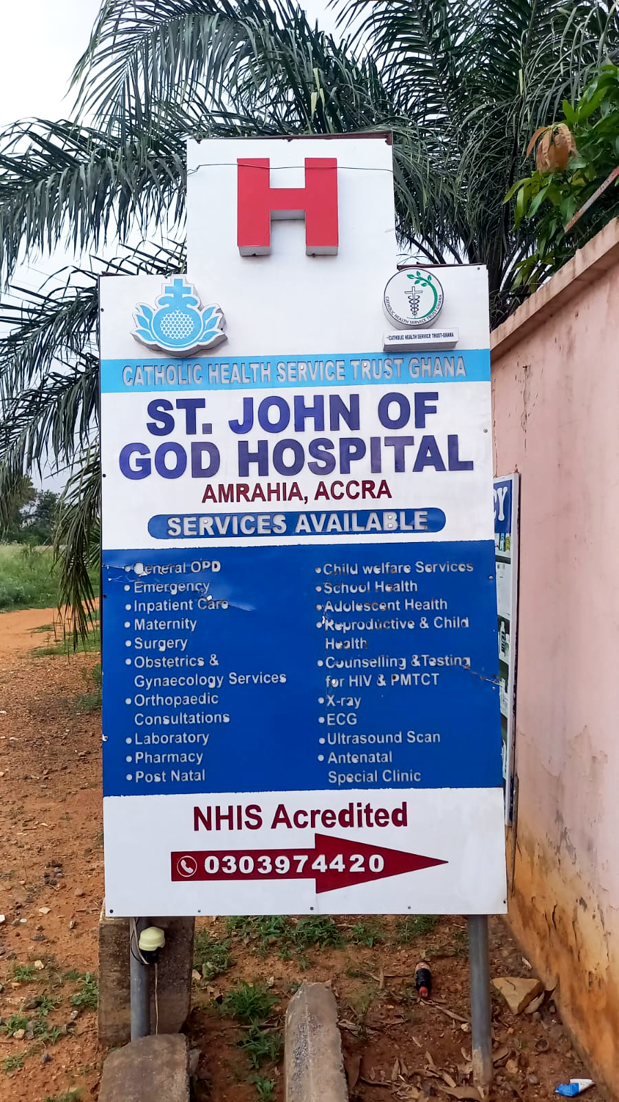 Das Bild zeigt eine Infotafel des St. John of God Hospital's in Amrahia, Ghana.