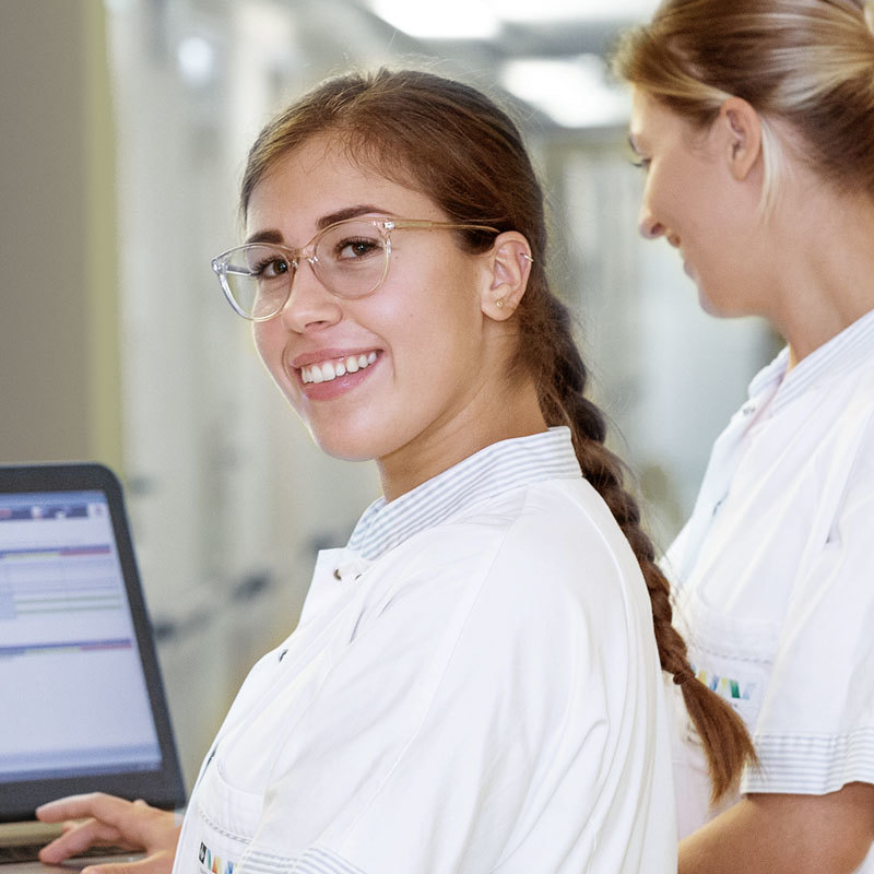 Das Bild zeigt eine Person in der Ausbildung in der Pflege.