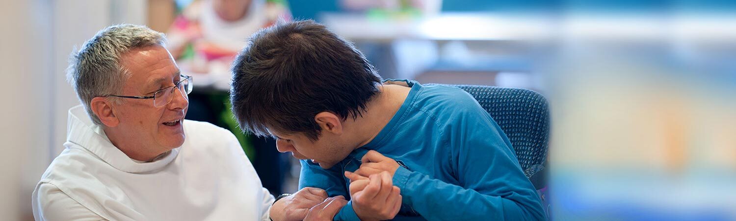 Frater Dominikus mit einer betreuten Person