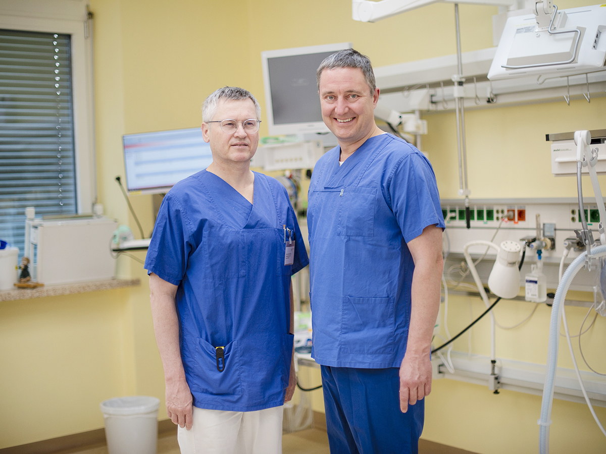 EOA Dr. Horst Pojer und Prim. Dr. Michael Zink / EKH/Helge Bauer Durch blutsparende Maßnahmen senken EOA Dr. Horst Pojer (links) und Prim. Priv.-Doz. Dr. Michael Zink, D.E.A.A. den Blutkonserven-Verbrauch im Elisabethinen-Krankenhaus Klagenfurt um 50 Prozent