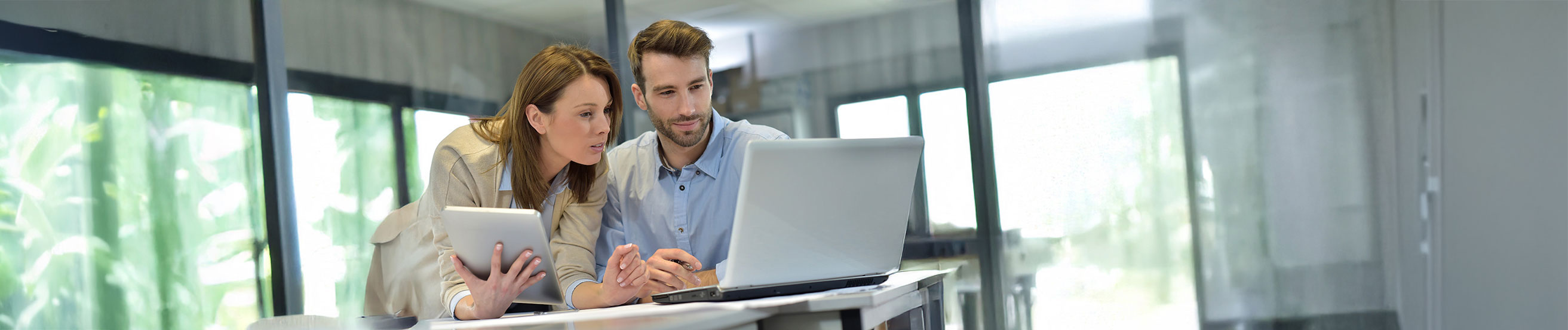 IT-Mitarbeiterin und Mitarbeiter