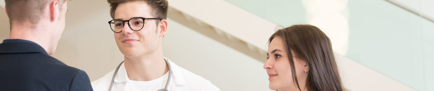 Das Bild zeigt einen Turnusarzt bei den Barmherzigen Brüdern.