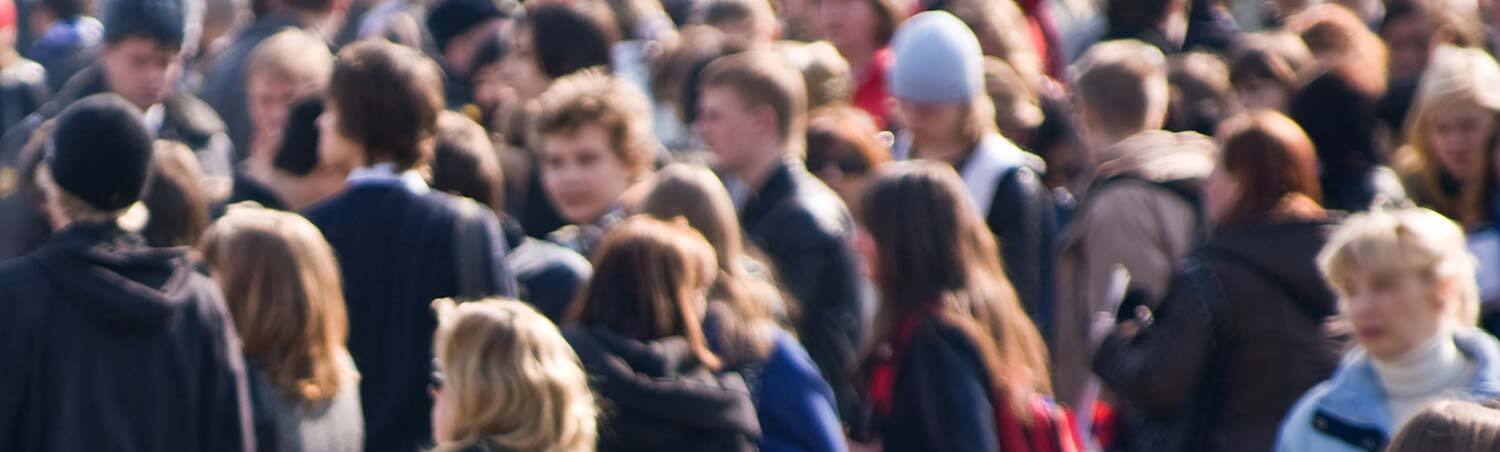 Das Bild zeigt eine Ansammlung von Menschen.