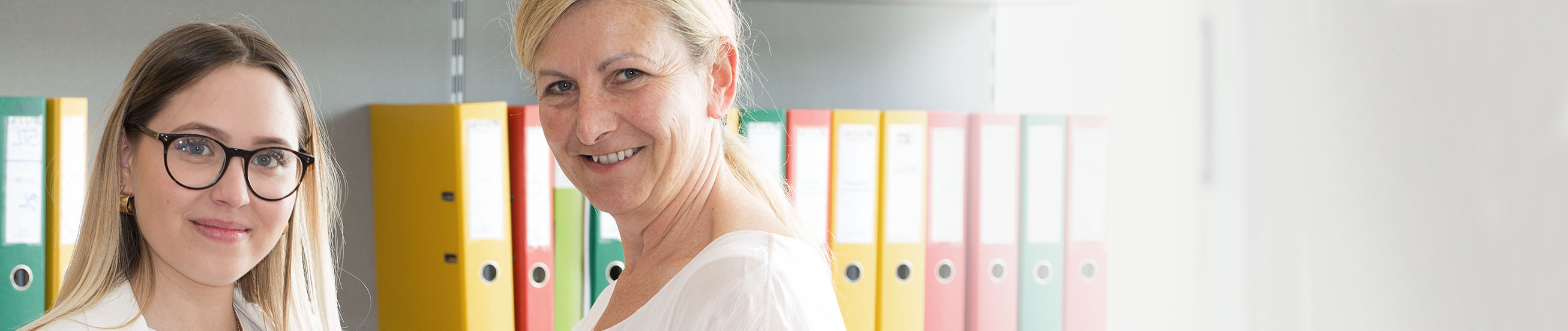 Das BIld zeigt zwei Mitarbeiterinnen der administrativen Berufe.