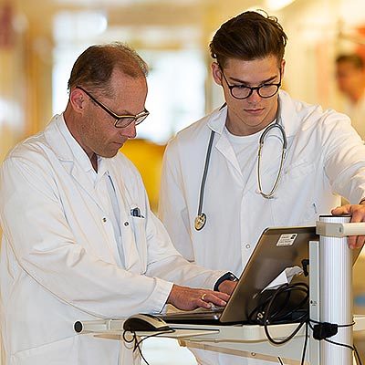 Das Bild zeigt einen Arzt in Ausbildung zum Facharzt.