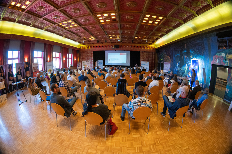 (C) Thomas Hude, Thomas Hude My Life, Infotage, Darmgesundheit, Fuchspalast, St. Veit, Krankenhaus Barmherzige Brüder St. Veit, Katja Kommt!, Foto Thomas Hude, 14.10.2023