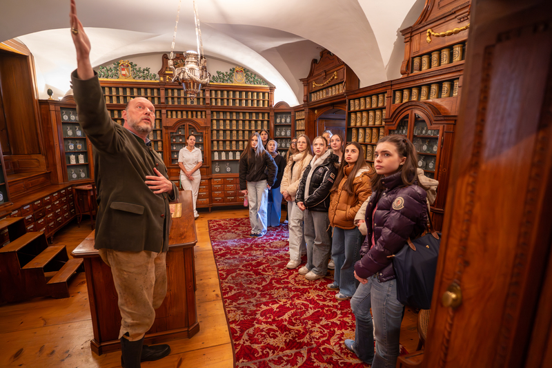 Führung Schule durch Anstaltsapotheke / Freitag Manuel, #FreitagsFotos Auf Entdeckungstour in der Anstaltsapotheke des Elisabethinen-Krankenhauses Klagenfurt: Die Schülerinnen des Europagymnasiums erkundeten unter anderem die historische Rokoko-Apotheke des Elisabethinen-Krankenhauses, begleiteten die Produktion des „Fr