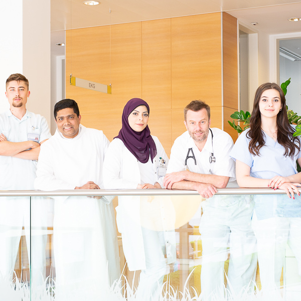 Gruppenfoto von fünf Personen aus unterschiedlichen Berufsgruppen