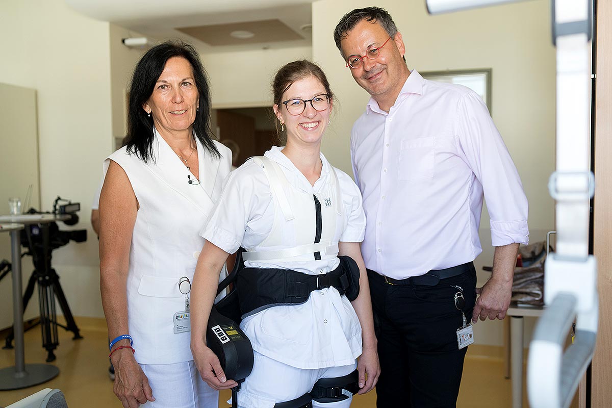 Das Bild zeigt: Dr. Margareta Bruckner, MBA, MSc (v.l., Pflegedirektorin Barmherzige Brüder Salzburg), Gesundheits- und Krankenpflegerin Christina Langwieder und Mag. Werner J. Lassacher (Verwaltungsdirektor Barmherzige Brüder Salzburg)