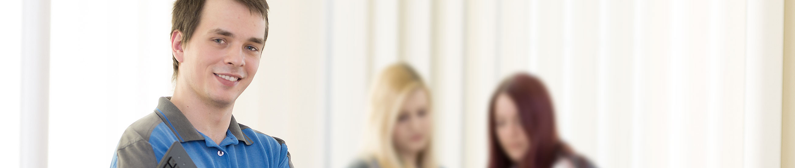 Das Bild zeigt einen Mitarbeiter der IT.