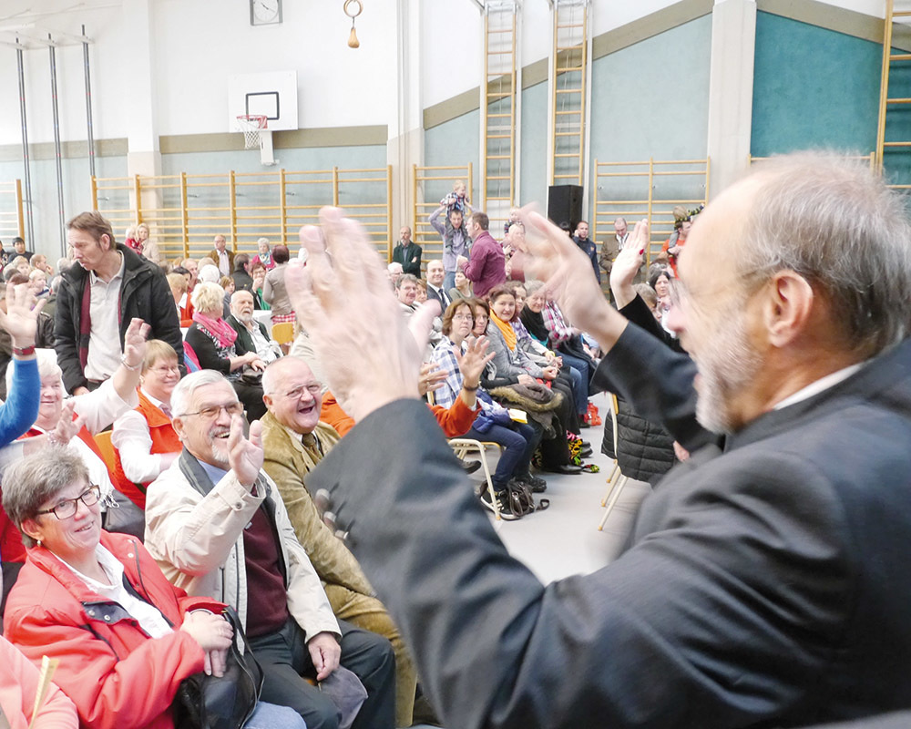 Primar Fellinger begrüßt die gehörlosen BesucherInnen der Eröffnungsfeier der Lebenswelt Wallsee