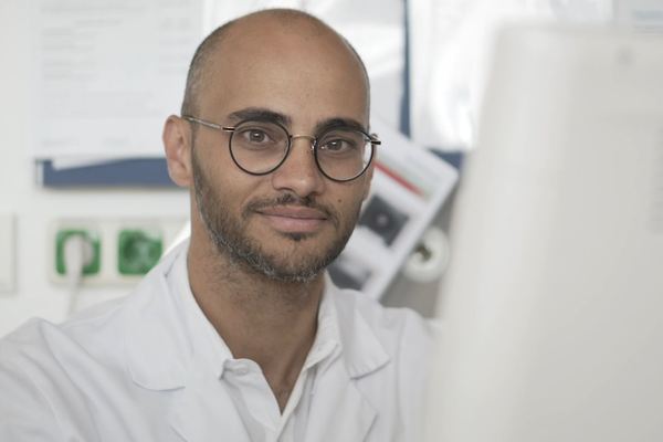 Arzt informiert über Augenerkrankungen