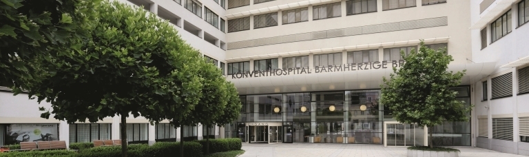 Das Foto zeigt den Eingangsbereich des Konventhospital der Barmherzigen Brüder Linz