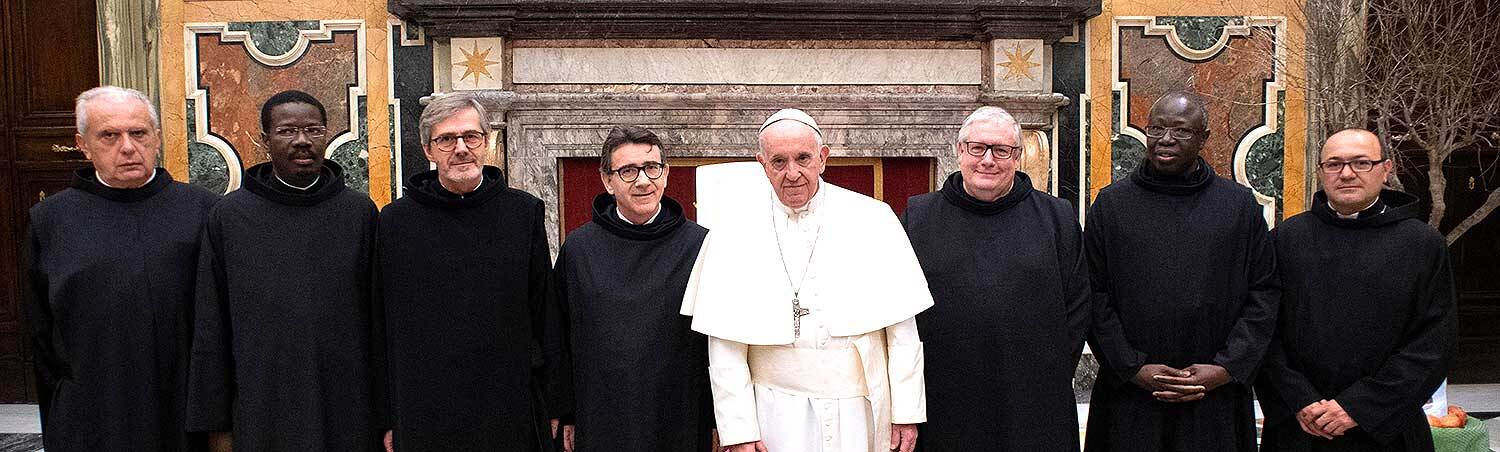 Das Bild zeigt die Ordensleitung mit Papst Franziskus.