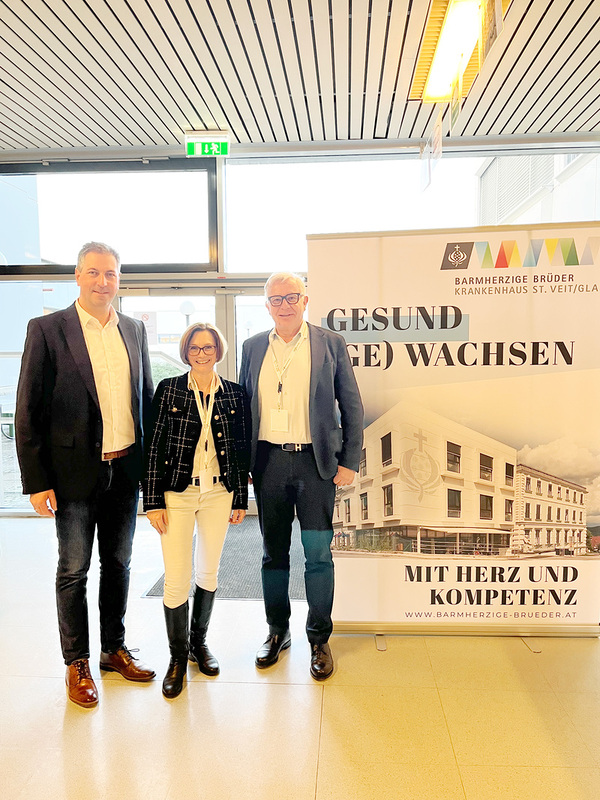 Schulkooperation / Barmherzige Brüder Der Kaufmännische Direktor Mag. Manfred Kraßnitzer, Klassenvorständin Prof. Mag. Petra Kelderer-Reiter und Dir. Mag. Hannes Scherzer bei der Unterzeichnung der Patenschaft.