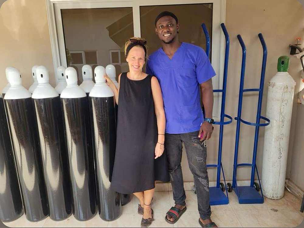 Das Bild zeigt Claudia Wilpernig mit einem Mitarbeiter des Krankenhauses.