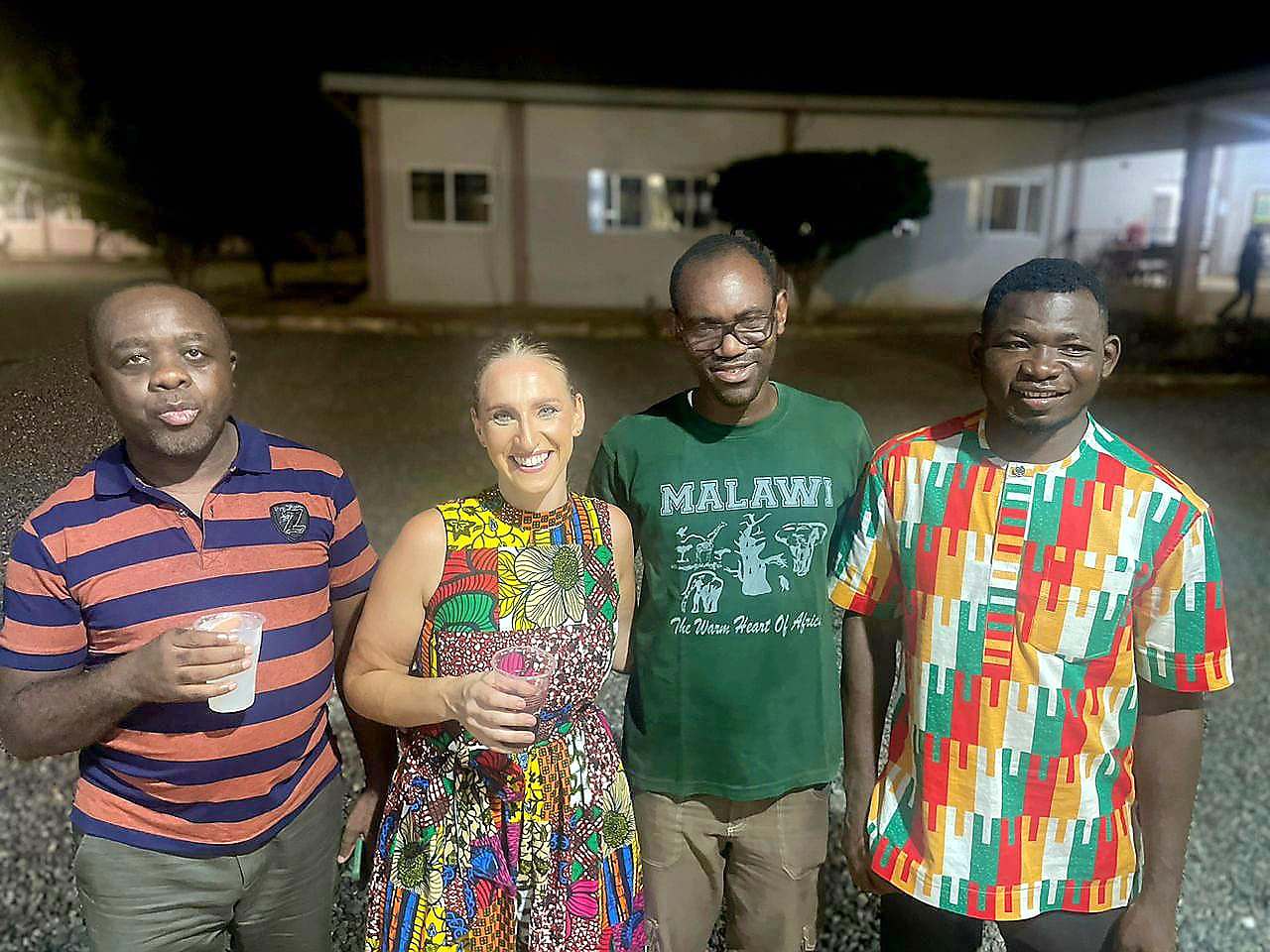 Das Bild zeigt Claudia Wilpernig und Brüder des Konvents in Amrahia.