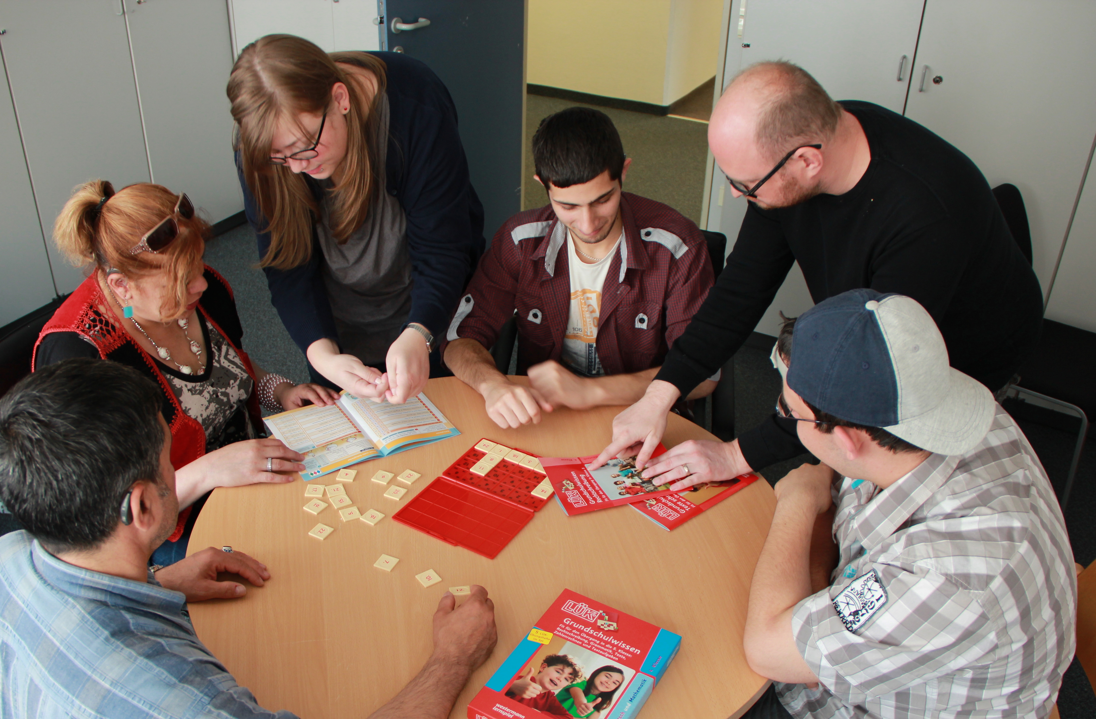 Gruppe unterhält sich bzw. spielt Minilück