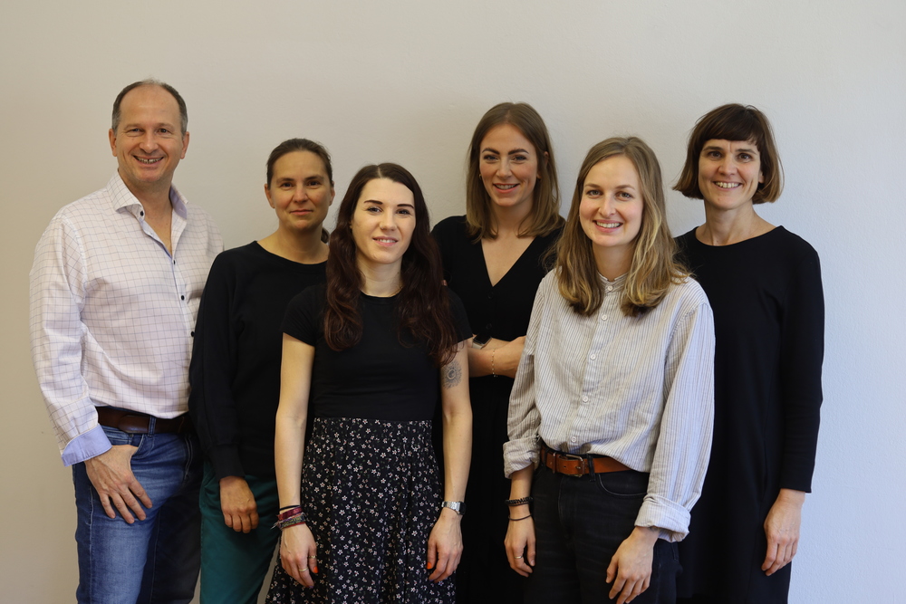 Das Foto zeigt das Team von WORK_aut, bestehend aus fünf Frauen und einem Mann.