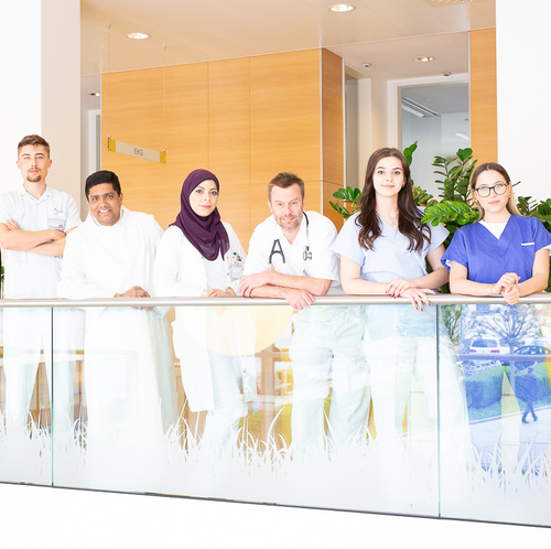 Das Foto zeigt Mitarbeiter*innen unterschiedlichster Berufsgruppen im Krankenhaus