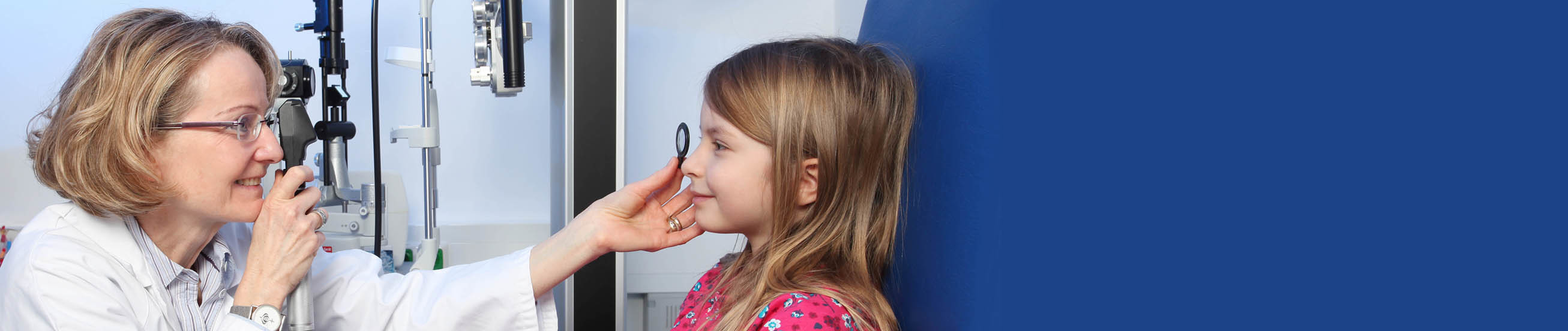 Das Bild zeigt eine Untersuchung in der Sehschule