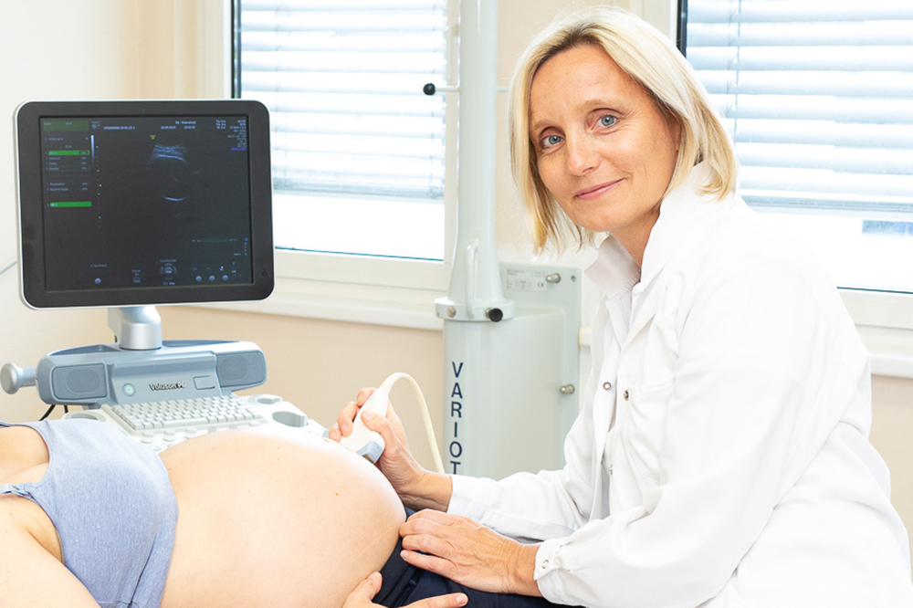 Eine Ärztin führt einen Ultraschall bei einer Schwangeren durch.