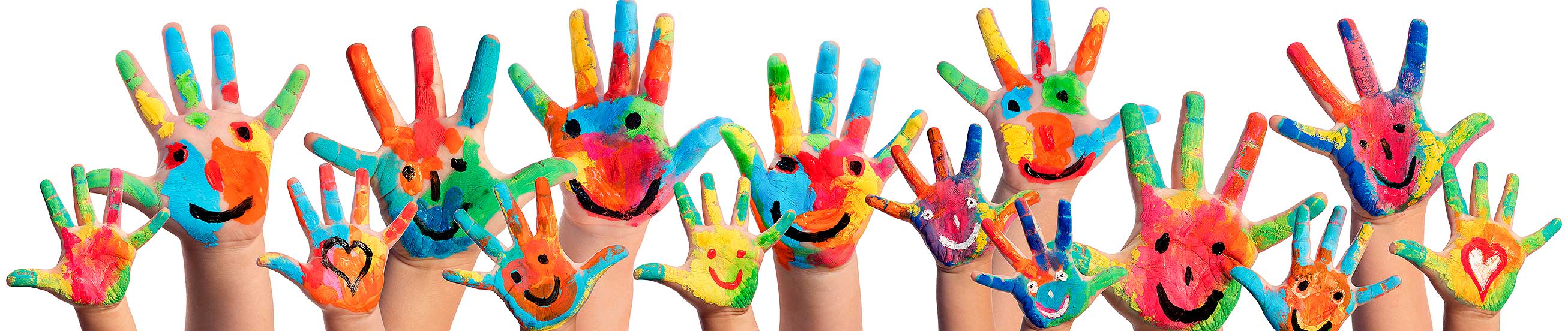 Da Bild zeigt bunt bemalte Kinderhände.