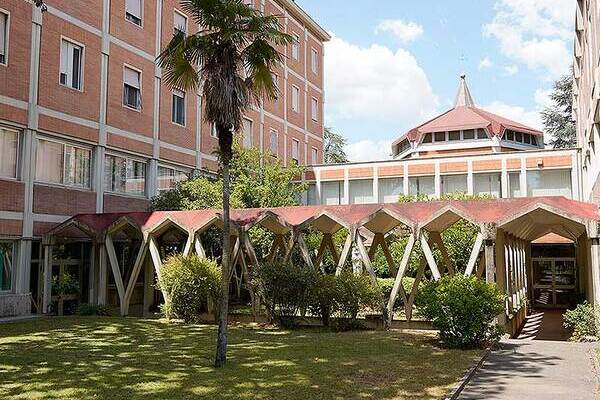 Obrázek zobrazuje budovu generální kurie v Římě.