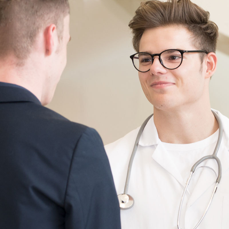 Das Bild zeigt einen Arzt in der Ausbildung Allgemeinmedizin.