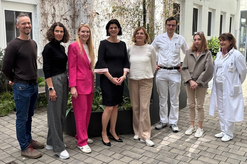 Foto © EKH Mitglieder der Opferschutzgruppe versammeln sich, um ihre Zusammenarbeit im Bereich Gewaltschutz und rechtliche Unterstützung für Betroffene zu stärken. Am Bild (v.l.n.r.): Mag. Daniel Weißenbrunner-Leutgeb, Bereichlsleitung IAA DGKP Petra