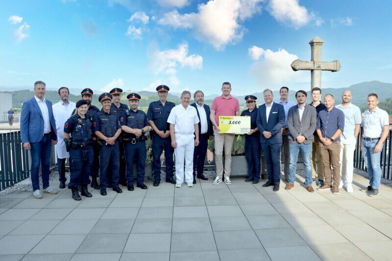 Polizeiinspektion St. Veit an der Glan, gemeinsam mit dem Round Table 23, übergab eine Spende in Höhe von 3.000 Euro, die direkt an das Sozialkonto des Krankenhauses 