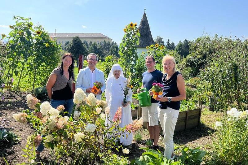 Gartenfest Viva / Foto: StadtKommunikation/Hronek Kerstin Fanzott (Leiterin Suchtberatungsstelle), Gesundheitsstadtrat Franz Petritz, Schwester Leopoldine, Cebin Daniel (Leiter des Therapiegartens) und Dr. Birgit Trattler (Leitern Abteilung Gesundheit) luden zum Fest in den Therapiegarten. Foto: Sta