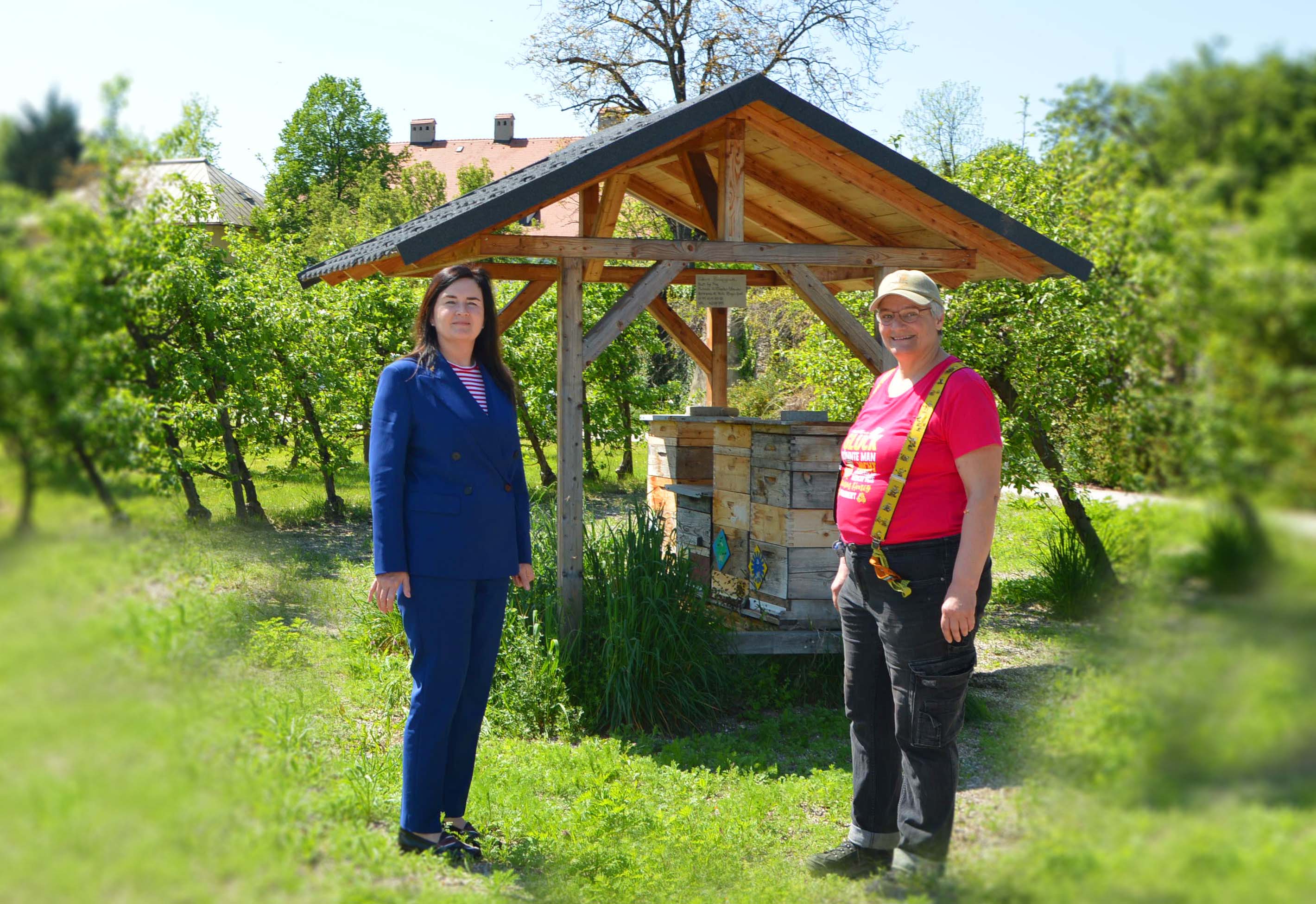  v.l.n.r.: KD Mag. Dr. Elke Haber, MBA und Imkerin Ing. Mag. Michaela Kohlbacher-Schneider 