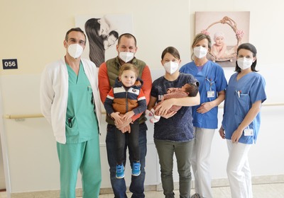 Bildmaterial © Barmherzigen Brüder Vor wenigen Tagen wurde Mia am Krankenhaus der Barmherzigen Brüder St. Veit/GLan mit der Unterstützung des Geburtshilfe-Teams rund um Prim. Dr. Ronaghi, MBA (links) und den Hebam-men Bettina Steindorfer (2. v. recht