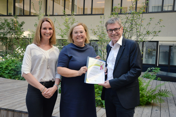 Übergabe des Gütesiegels / Barmherzige Brüder Linz v.li. Elisabeth Hain (Qualitätsmanagement Barmherzige Brüder);Crista Katerl (Initiatorin der Selbsthilfegruppe „Kopfweh“ OÖ); Mag. Peter Ausweger (Gesamtleiter Barmherzige Brüder Österreich)