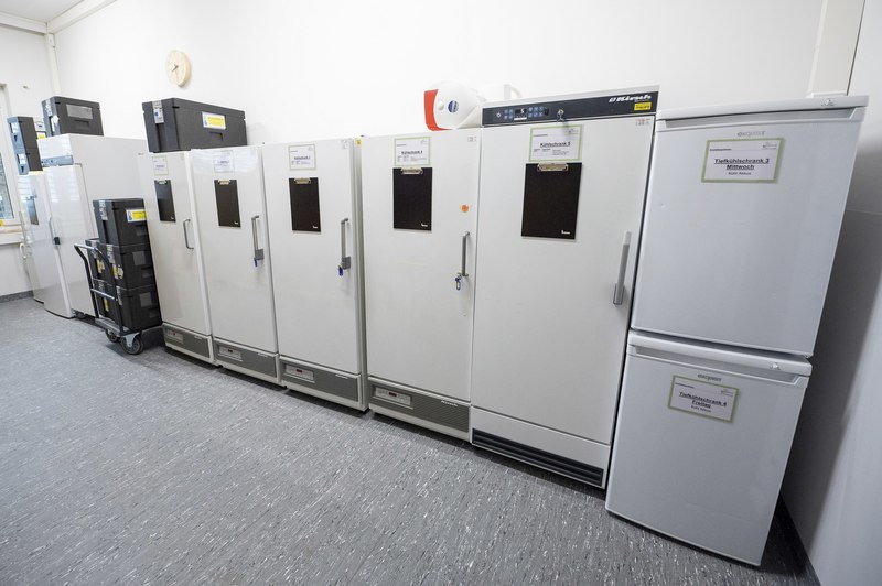 Schränke Anstaltsapotheke EKH / (C) Thomas Hude, Thomas Hude 1.3.2023, Katja Kommt, Foto Thomas Hude, Krankenhaus der Elisabethinen Klagenfurt GmbH, Apotheke