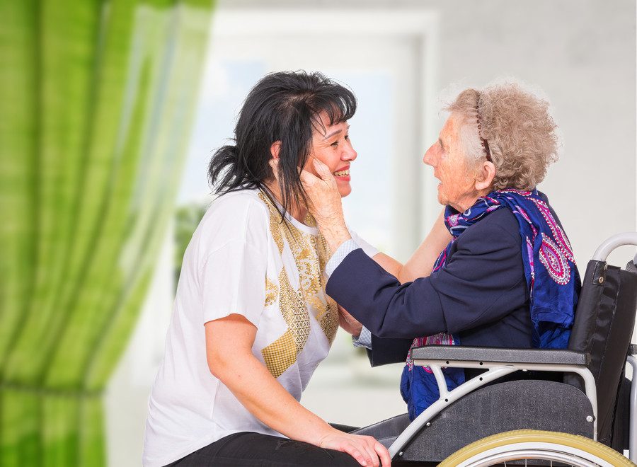 Das Foto zeigt eine Pflegerin und Bewohnerin im Seniorenheim