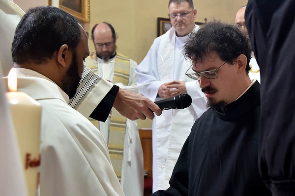 Das Bild zeigt Frater Philipp während der Ablegung der Profess.