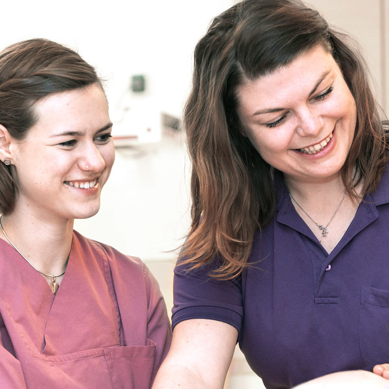 Das Bild zeigt eine Hebammen-Praktikantin im Bereich der Geburtshilfe.