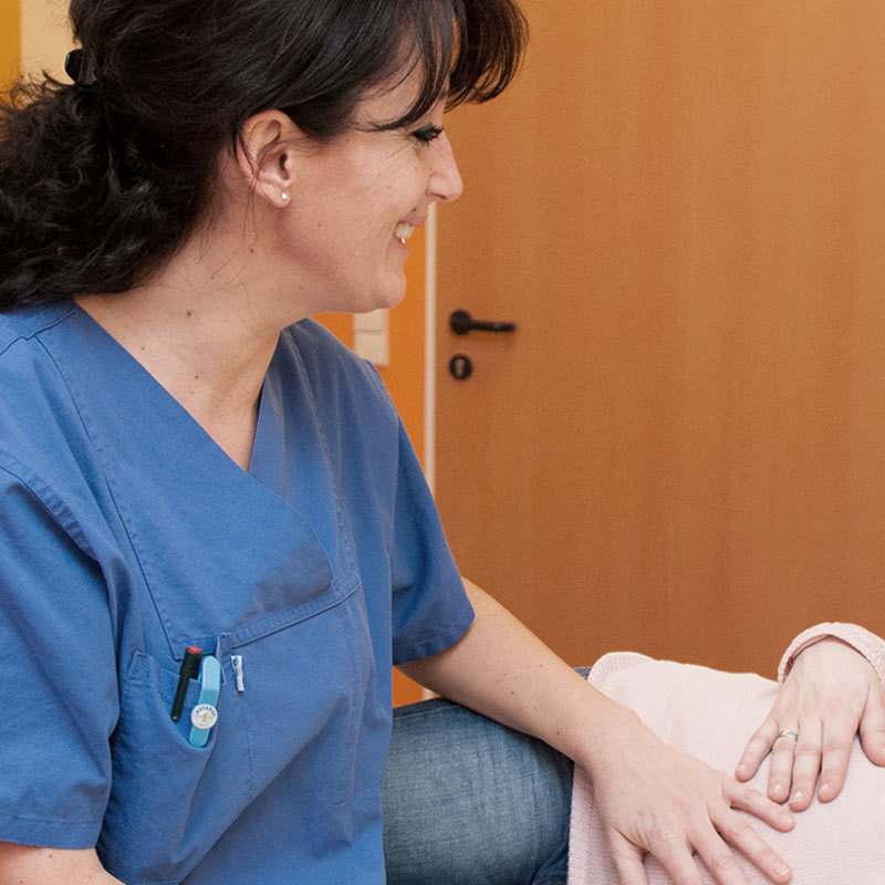 Das Bild zeigt eine Hebamme.