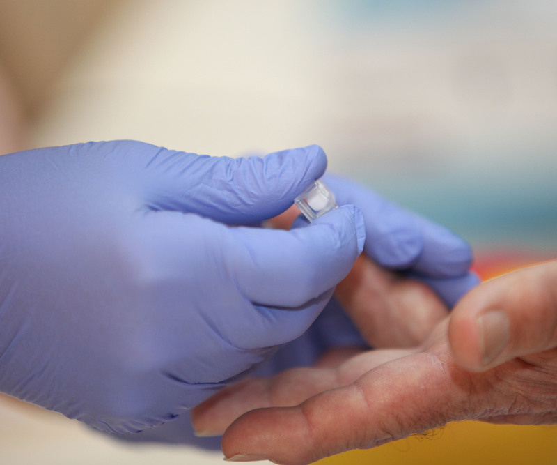 Dieses Bild zeigt zwei Hände, während einer Diabetesuntersuchung