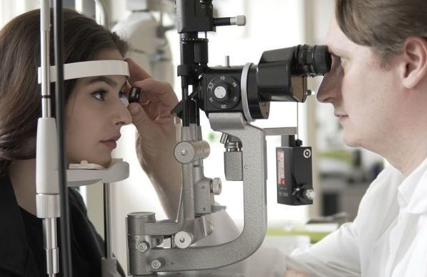 Arzt untersucht Augen 