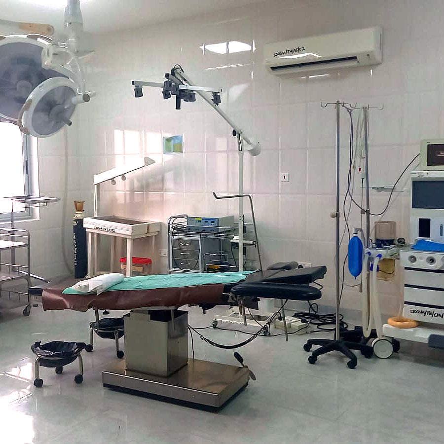 Das Bild zeigt einen Operationssaal.