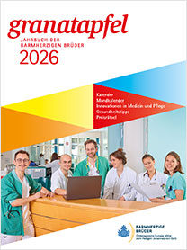 Das Cover des Granatapfel Jahrbuchs 2026 mit einem Team der Pflege an einem Stützpunkt im Krankenhaus.
